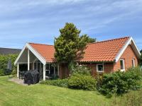 Lovely Holiday Home Only Approx, 350 Meters From Høll Strand, - B&B Børkop