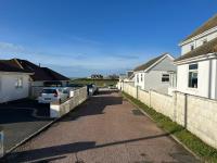 Ocean Side with Free Parking By My Getaways - Bed and Breakfast Peacehaven