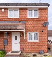 Stylish 3-bed Gloucester house with Free Driveway Parking for 2 cars - Bed and Breakfast