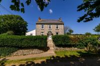 Family Friendly Apartment above Praa Sands Beach - B&B