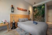 Zimmer mit Queensize-Bett und Balkon