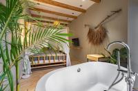 Zimmer mit Kingsize-Bett und Whirlpool