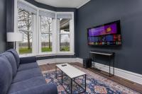 Flats on Front - Riverfront Gem Fast Wi-Fi 1F - B&B