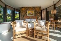 Habitación con cama grande y vistas al jardín