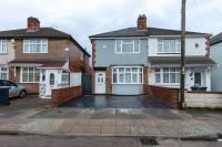 LUXURY, 4 bedroom house, Sleeps 8- FREE Wi-Fi & FREE Parking, Garden, Long Stays & Contactors Welcome - B&B Leicester