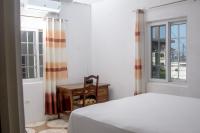 Habitación con cama grande y vistas al mar