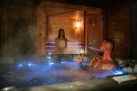 Zrub Azarka s vírivkou a saunou - Bed and Breakfast Beňuš