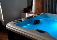 Doppelzimmer mit Whirlpool-Badewanne