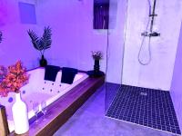 Private Jacuzzi House, Free parking, 45 min from La Défense Arena - B&B Saint-Denis