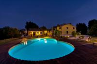 Zimmer mit Kingsize-Bett und Gartenblick. 