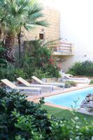 Rustic Xagħra Farmhouse with Pool, Garden & BBQ - B&B Xaghra