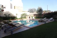 Rustic Xagħra Farmhouse with Pool, Garden & BBQ - B&B Xaghra