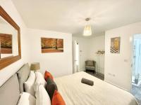 Large home in Folkestone ideal for families, contractors or corporate stays - Bed and Breakfast Sandgate