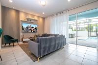 111 Windsor Island 5BR Townhome with Pool & Game Room - B&B Davenport