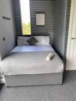 Cosy Cabin Getaway - Sleeps 12! - B&B