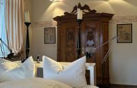 Zimmer mit Kingsize-Bett und Balkon