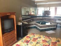 Habitación con cama extragrande y bañera de hidromasaje