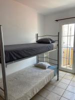 Cama en habitación compartida con 4 camas
