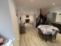 Gîte 10 personnes maison entière - B&B Villemoirieu