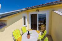 Beeindruckendes Apartment mit Dachterrasse, Meerblick, Elektrogrill - nur 350 Meter zum Strand - Chambres d'hôtes Dramalj