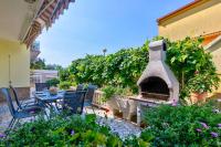 Hundefreundliches Apartment nur 350 Meter zum Sandstrand mit privater Terrasse, Steingrill, WiFi - Bed and Breakfast Crikvenica