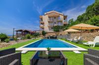 Komfortables Apartment nur 350 Meter zum Strand mit Meerblick, Pool, Aussendusche - B&B Dramalj