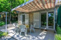 Beeindruckendes Apartment direkt am Strand mit privater Terrasse, Privatparkplatz, WiFi, Grill - Chambres d'hôtes Crikvenica