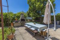 Charmantes Apartment nur 300 Meter zum Strand mit Meerblick, Grillbereich - hundefreundlich - B&B Crikvenica