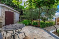 Renoviertes Apartment nur 100 Meter zum Strand mit Meerblick, Grill, Terrasse - B&B Jadranovo