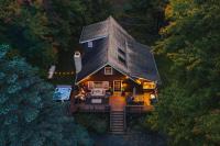 Family Pocono Gem by the lake with private sauna, hot tub, and huge game room - Chambres d'hôtes Arrowhead Lake