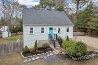 Family-Friendly Home Near Beach with Fenced Yard , Fire Pit, Three Bedroom Plus Office make for Four Unique Sleeping Spaces, Pocasset Home Perfect for Families, Host up to 7, 24 Hr Hospitality - Chambres d'hôtes Bourne