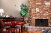 Luxury Estate with Sparkling Pool & Elegant Amenities - Ferienwohnung Glendora