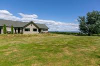 Spacious 5-Star Home with Pool - B&B Taupo