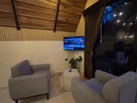 River Paradise Chalet with Private Jacuzzi - B&B