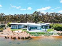 INDICA HEMP HOUSE - Multi Award Winning-Luxury-Eco designed house-lake views-hot tub-Cinema - B&B