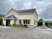Castle View House Private 7BR sleeps 12 -Sea Views -5 min walk to Glenbeigh village - 10 min drive to Rossbeigh Beach and Dooks Golf Course - B&B
