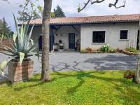 La maison du Bonheur - Chambre Tourterelle - borne de recharge VE - Bed and Breakfast