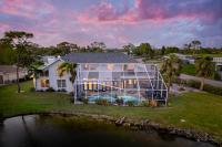 Relax & Play Luxe 3 BR Escape w Pool & Games - B&B