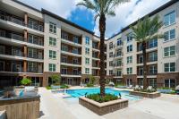 Close to Everything in Downtown King bed Free Onsite Parking and WiFi - B&B