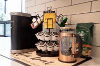 Spacious Modern Retreat w Game Room and Yard - B&B Lynnwood