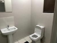 Habitación con cama extragrande.