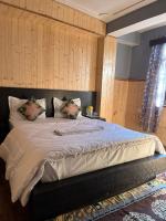 Pema Homestay - B&B