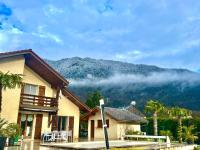 Magnifique VILLA Piscine chauffée ouverte Vue Montagne prêt Genêve et Chamonix - B&B