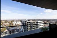 Modern 2BR Abode with Balcony View Gym Access - Bed and Breakfast Glen Waverley
