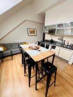 Central, Cozy & Stylish Apartment with Views - Ferienwohnung Prag