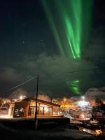 Waterfront Villa with Private Dock in Lofoten - B&B Moskenes