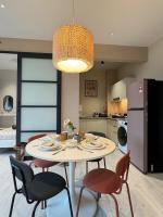 Jesselton Quay l Deluxe l Stylish l Cozy l Sea & Mountain View l 5 pax - Bed and Breakfast
