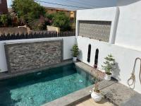 VILLA "MYKONOS" pour vos moments de détente en famille piscine privative, 3 chambre climatisées, salon climatise télé machine a laver cuisine, jardin arbore gardien parking 100 m de la plage - Bed and Breakfast