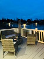 Lakeside Escape with Hot Tub - B&B York