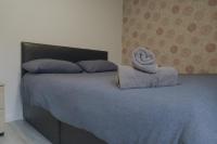 Relaxing Modern 3 Bed, 2 Bedroom Apartment - Secure Parking - Close to Manchester City Centre and Old Trafford - B&B Manchester